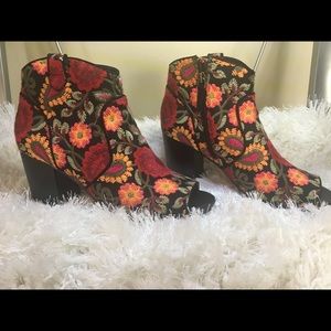 Embroidered ankle shootie never worn